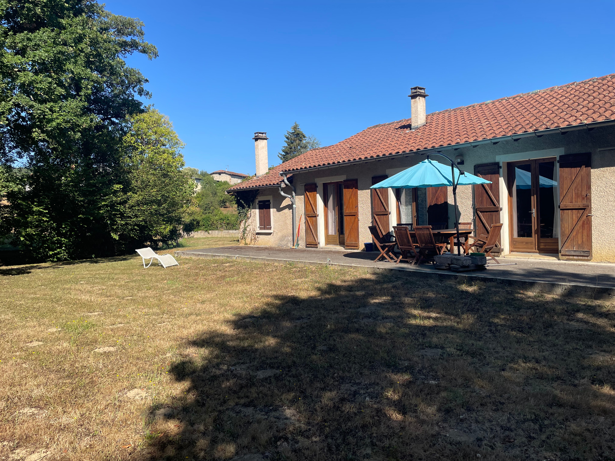 Façade du gîte, jardin et terrasse