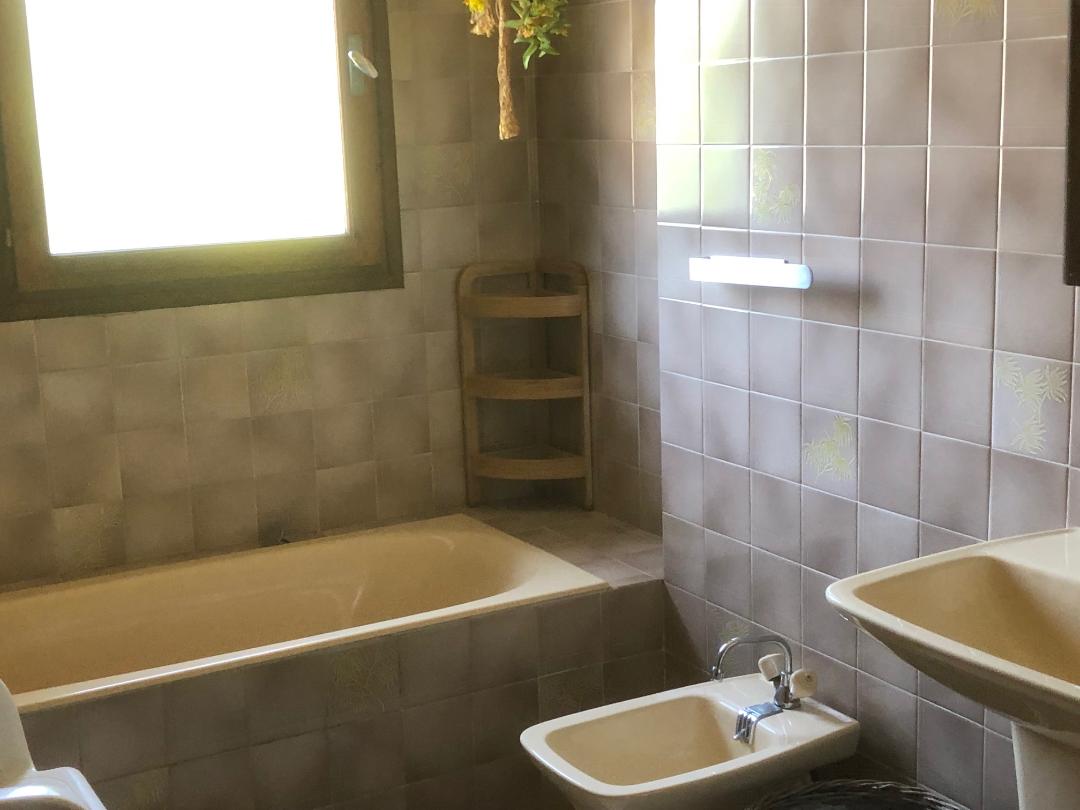 Salle de bains avec baignoire